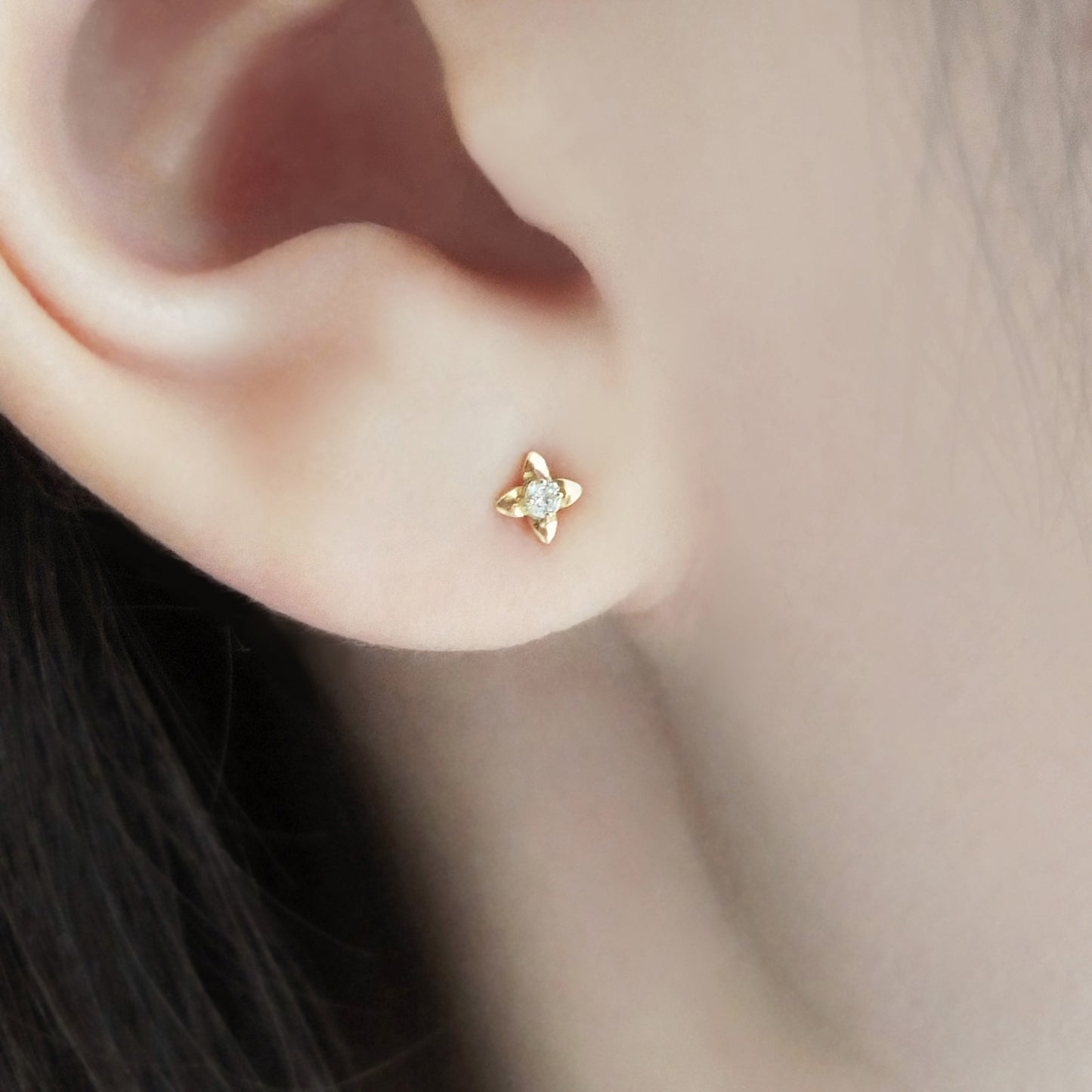 [Second Earrings] 18K Yellow Gold Mini Flower Earrings 0.04Ct - Model Image