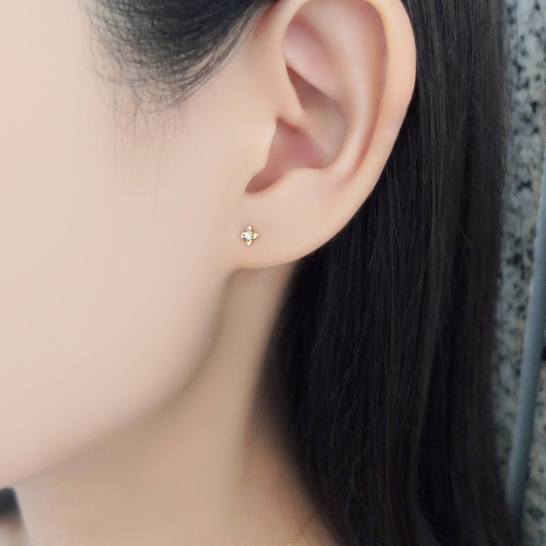 [Second Earrings] 18K Yellow Gold Mini Flower Earrings 0.04Ct - Model Image