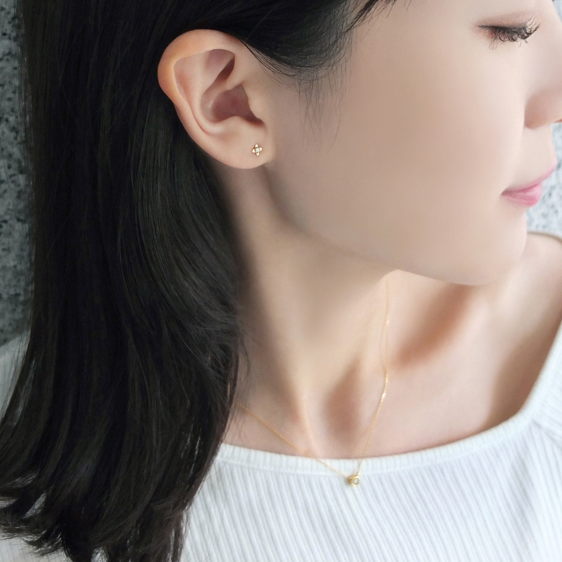 [Second Earrings] 18K Yellow Gold Mini Flower Earrings 0.04Ct - Model Image