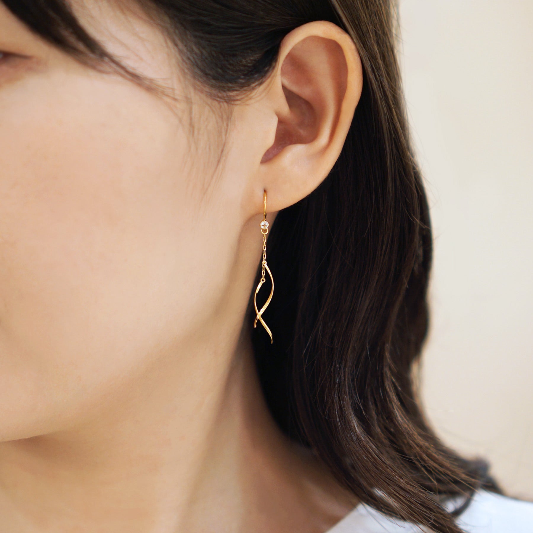 [Palette] 10K Yellow Gold Twisted Charms - Model Image