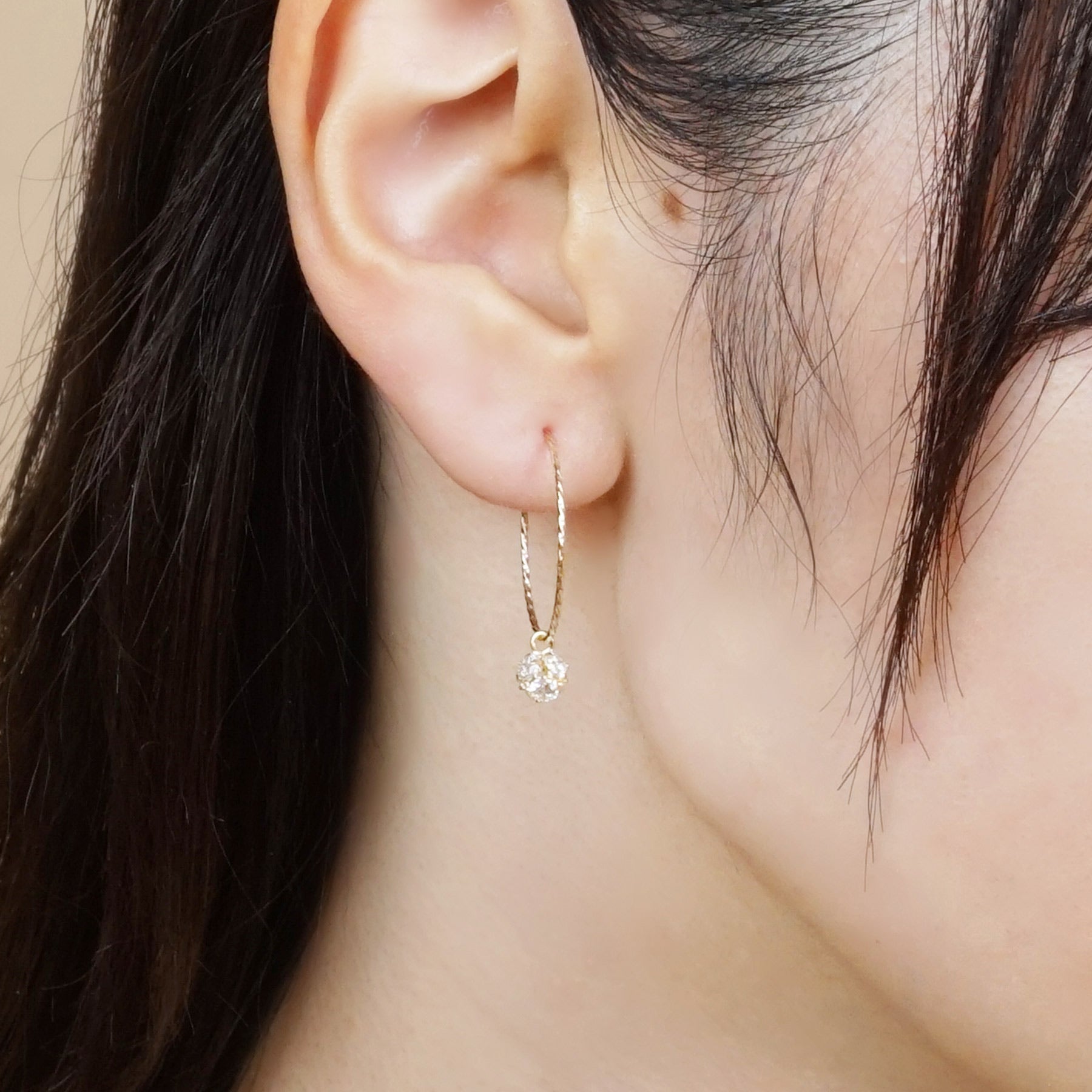 [Palette] 18K Yellow Gold Glittering Earring Charms - Model Image