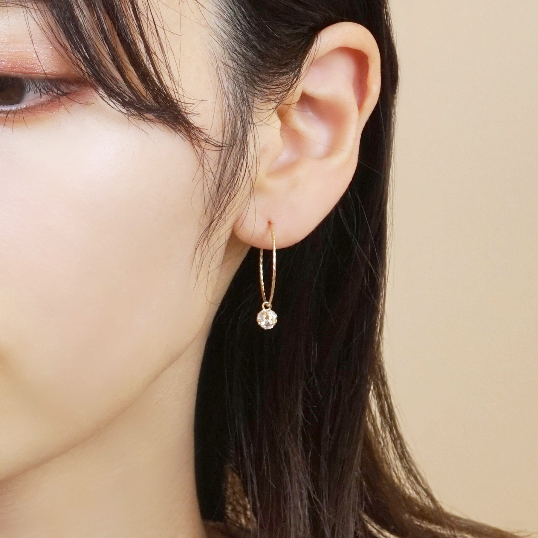 [Palette] 18K Yellow Gold Glittering Earring Charms - Model Image